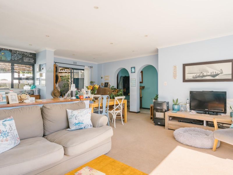 Charming three bedroom family home in popular Diep River - Photo 6