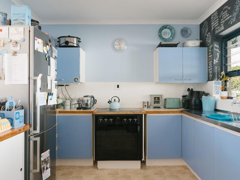 Charming three bedroom family home in popular Diep River - Photo 9