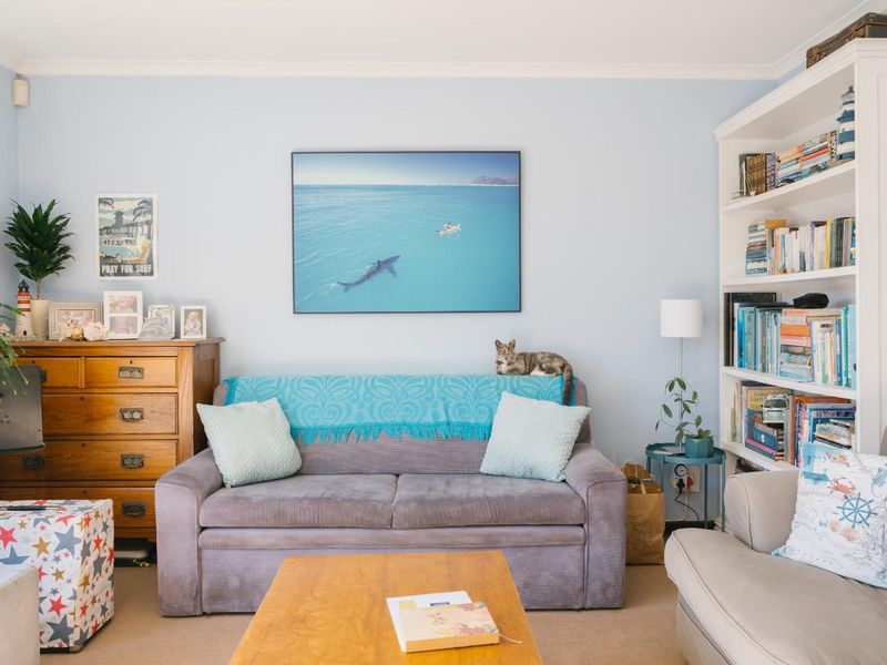 Charming three bedroom family home in popular Diep River - Photo 4