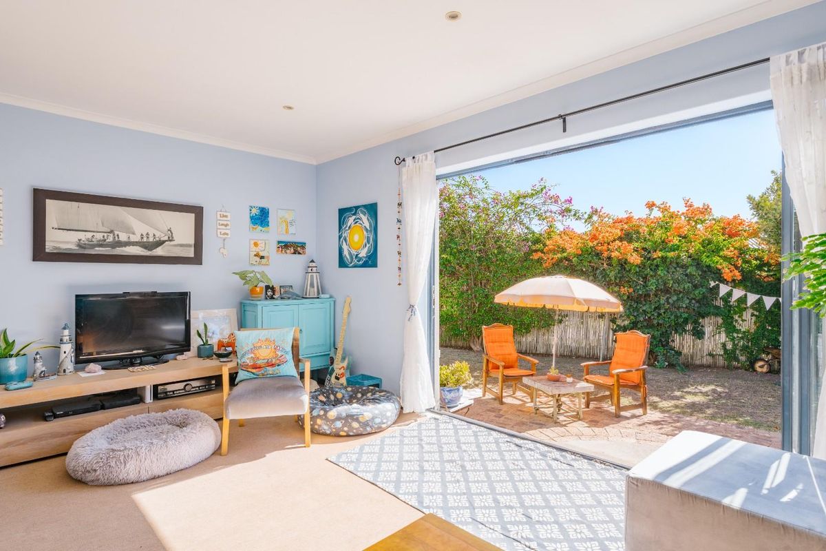 Charming three bedroom family home in popular Diep River - Photo 2