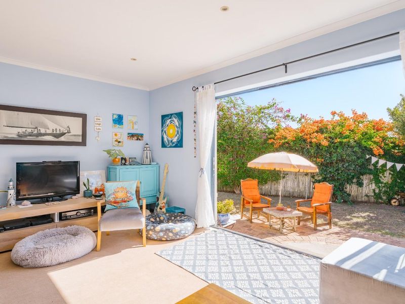 Charming three bedroom family home in popular Diep River - Photo 2