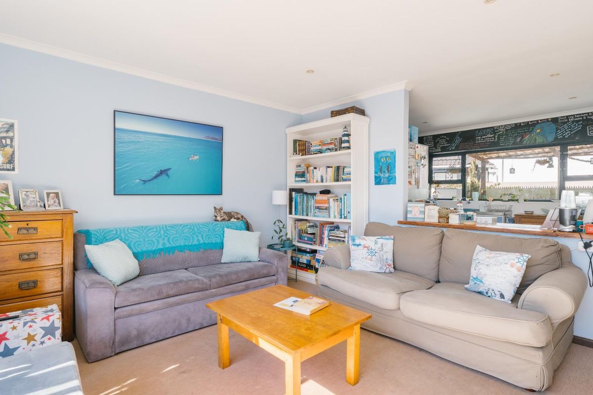 Charming three bedroom family home in popular Diep River - Photo 5