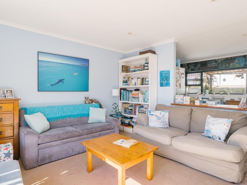 Charming three bedroom family home in popular Diep River - Photo 5