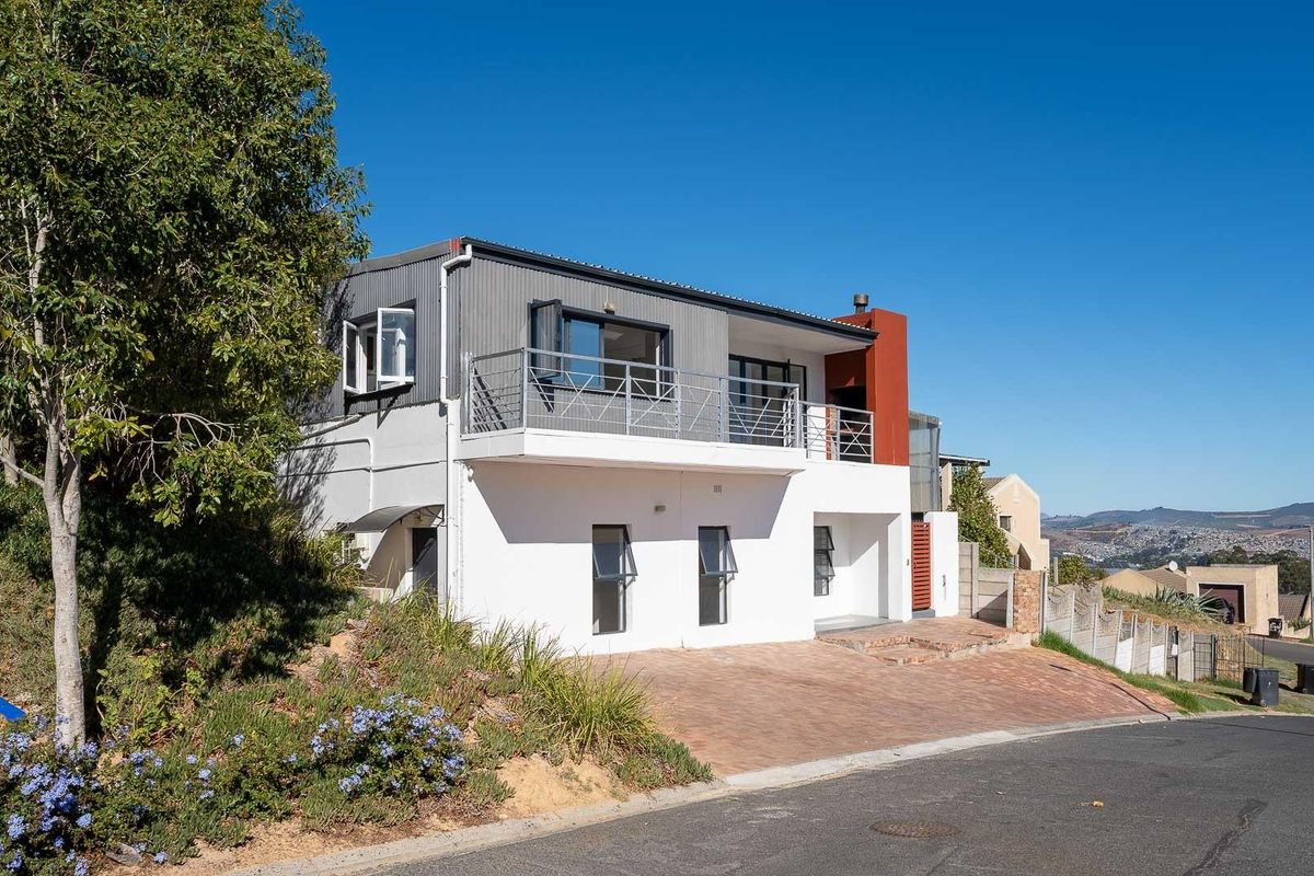 Spacious 6-Bedroom Home with Spectacular Mountain Views - Photo 4
