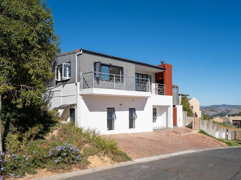 Spacious 6-Bedroom Home with Spectacular Mountain Views - Photo 4