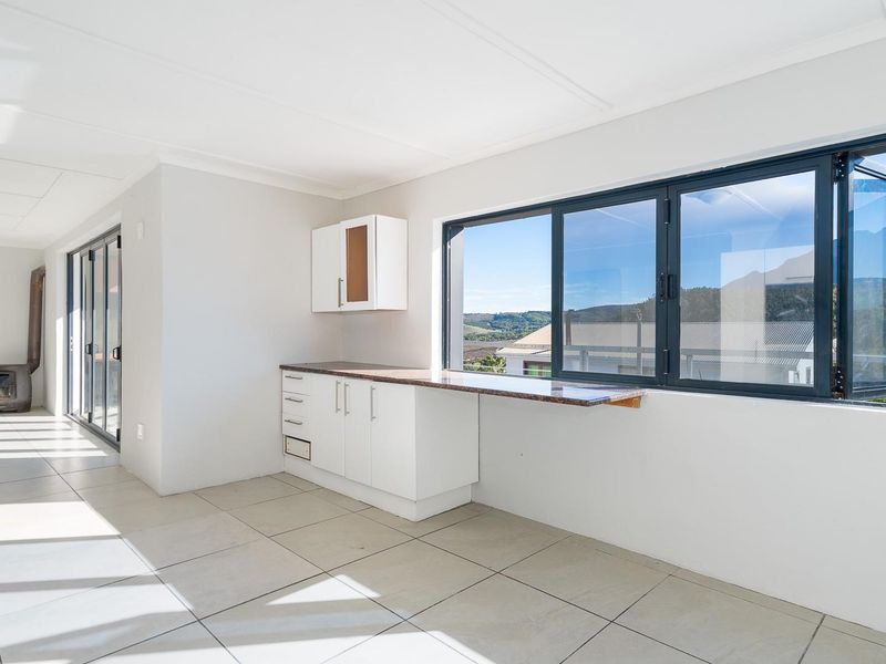 Spacious 6-Bedroom Home with Spectacular Mountain Views - Photo 9