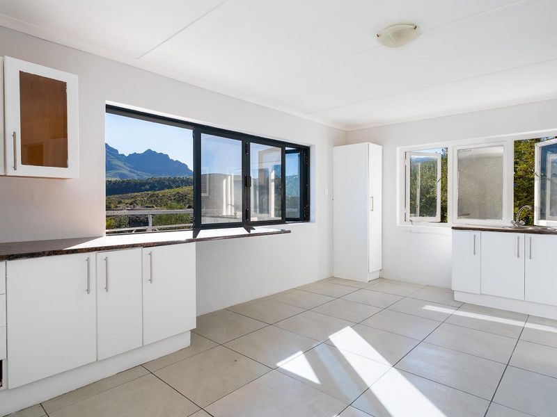 Spacious 6-Bedroom Home with Spectacular Mountain Views - Photo 8