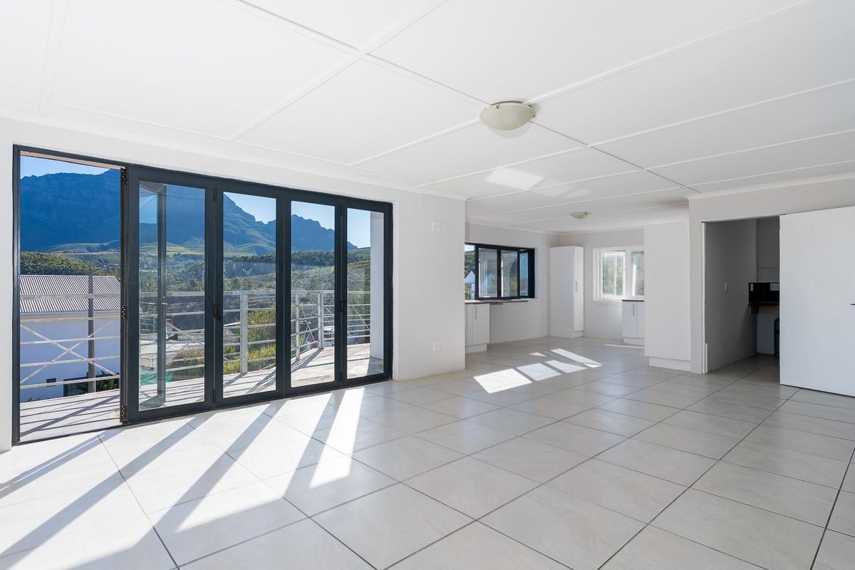 Spacious 6-Bedroom Home with Spectacular Mountain Views - Photo 5