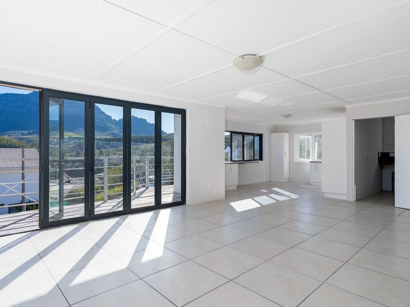 Spacious 6-Bedroom Home with Spectacular Mountain Views - Photo 5