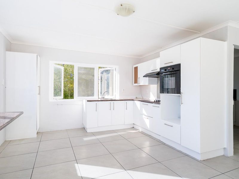 Spacious 6-Bedroom Home with Spectacular Mountain Views - Photo 7