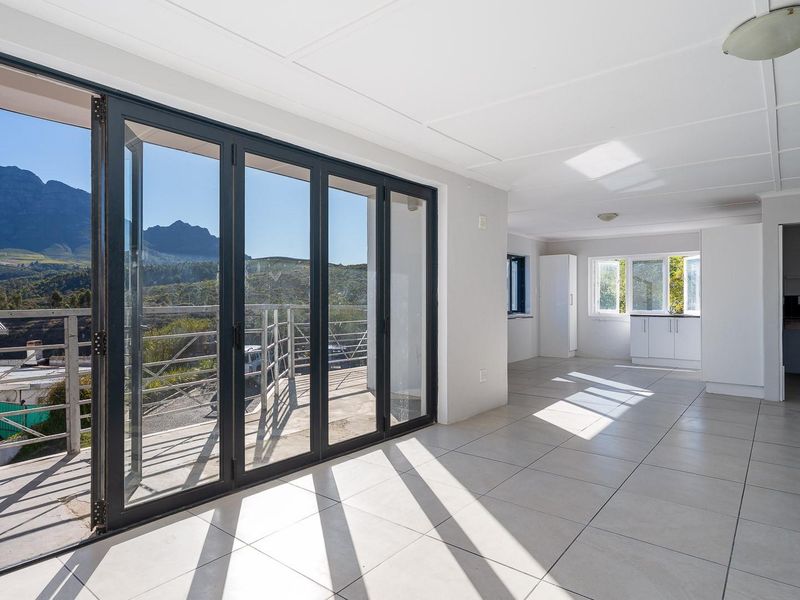 Spacious 6-Bedroom Home with Spectacular Mountain Views - Photo 6