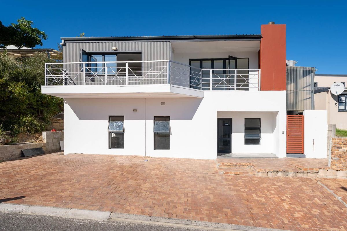 Spacious 6-Bedroom Home with Spectacular Mountain Views - Photo 3