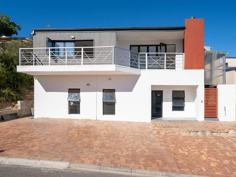 Spacious 6-Bedroom Home with Spectacular Mountain Views - Photo 3