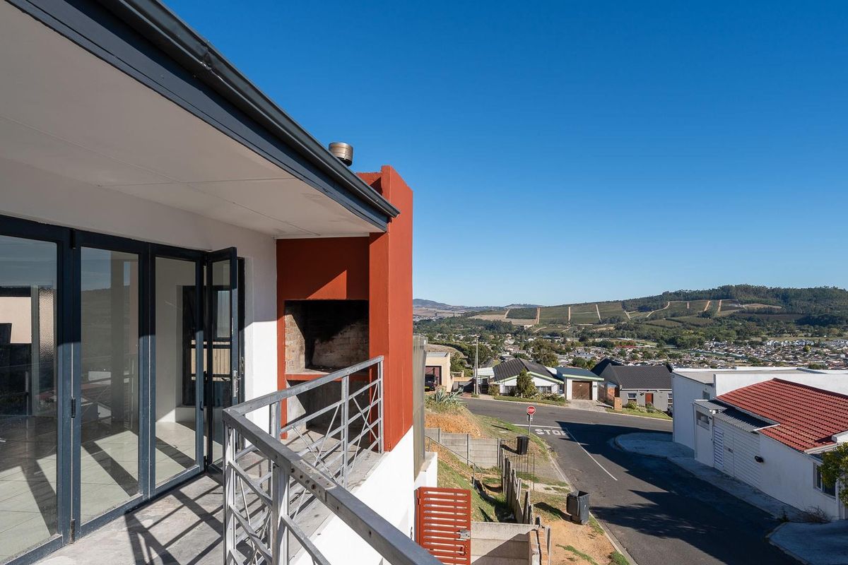 Spacious 6-Bedroom Home with Spectacular Mountain Views - Photo 2