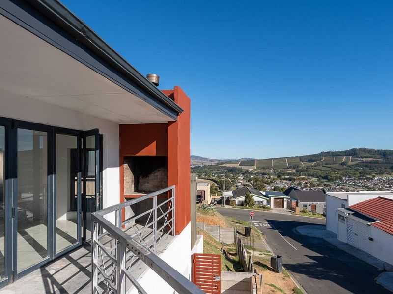 Spacious 6-Bedroom Home with Spectacular Mountain Views - Photo 2