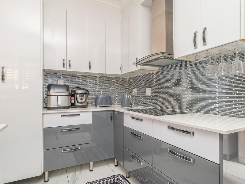 3-Bedroom Cluster in Sought-After Secure Estate - Photo 10