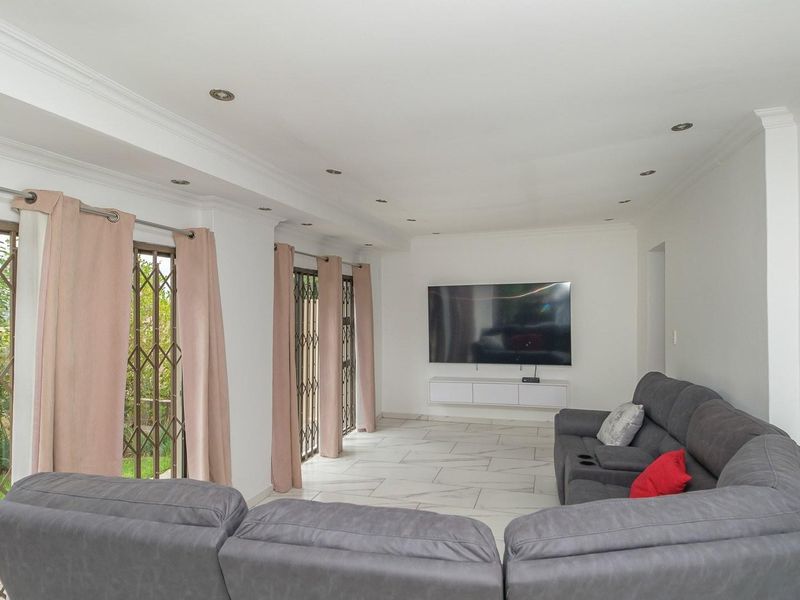 3-Bedroom Cluster in Sought-After Secure Estate - Photo 6