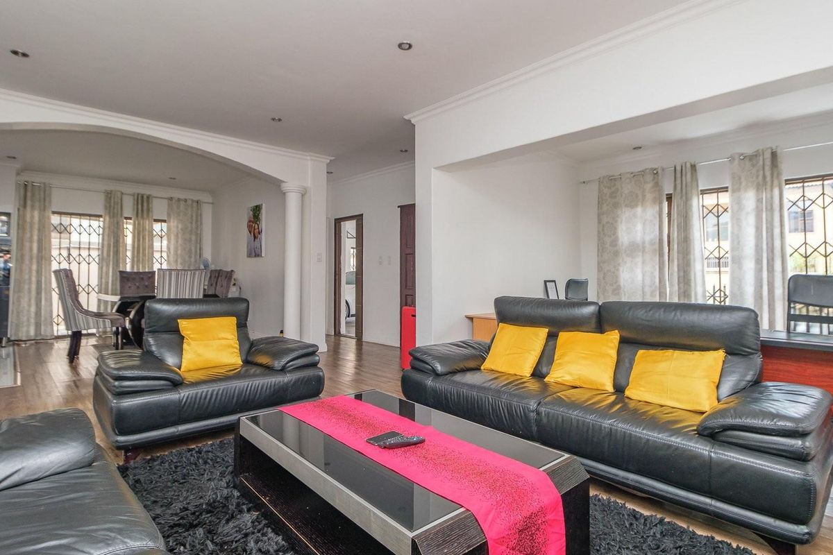 3-Bedroom Cluster in Sought-After Secure Estate - Photo 2