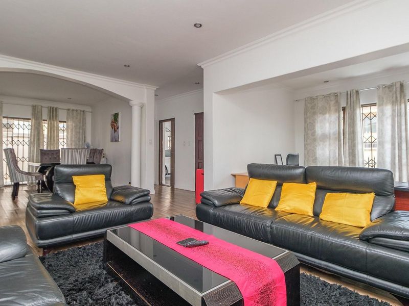 3-Bedroom Cluster in Sought-After Secure Estate - Photo 2