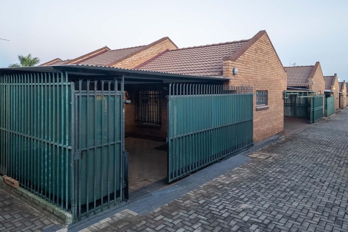 Three Bedroom Townhouse perfectly Located in Ster Park - Photo 3