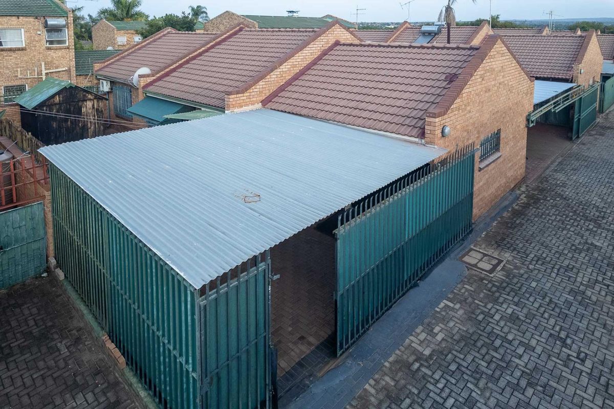 Three Bedroom Townhouse perfectly Located in Ster Park - Photo 2