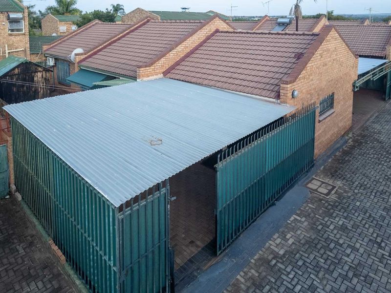 Three Bedroom Townhouse perfectly Located in Ster Park - Photo 2