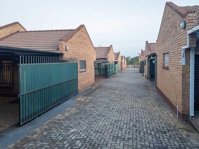 Three Bedroom Townhouse perfectly Located in Ster Park - Photo 4