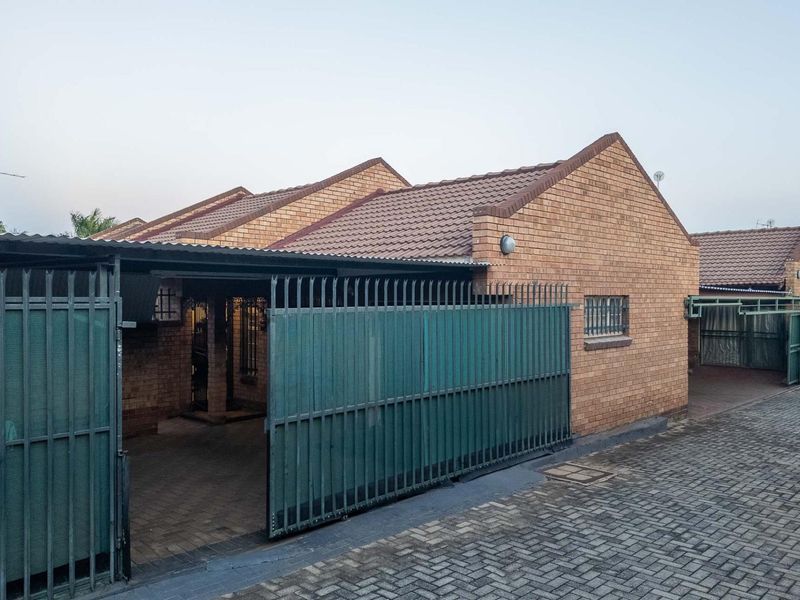 Three Bedroom Townhouse perfectly Located in Ster Park - Photo 1