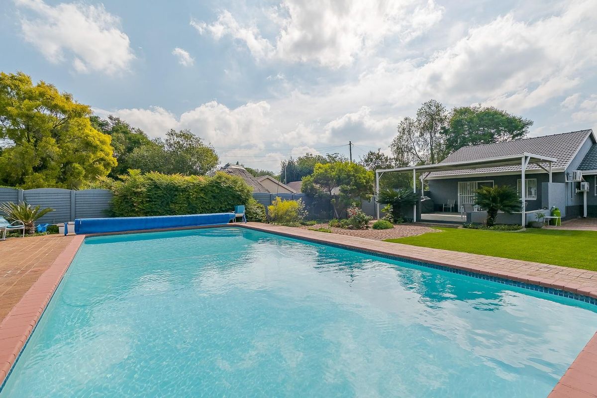 Spacious 5 Bedroom 2.5 Bathroom With Borehole in Bronberik Boomed Off Area - Photo 5