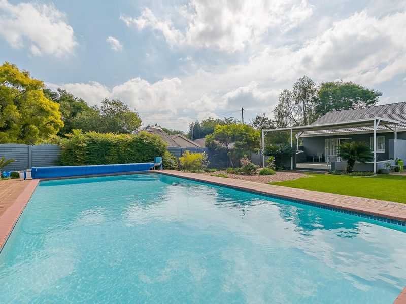 Spacious 5 Bedroom 2.5 Bathroom With Borehole in Bronberik Boomed Off Area - Photo 5