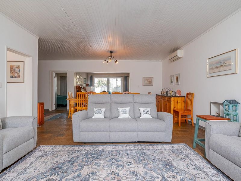 Spacious 5 Bedroom 2.5 Bathroom With Borehole in Bronberik Boomed Off Area - Photo 10