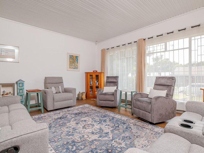 Spacious 5 Bedroom 2.5 Bathroom With Borehole in Bronberik Boomed Off Area - Photo 9