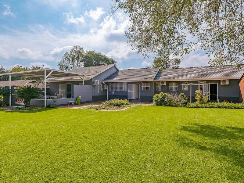 Spacious 5 Bedroom 2.5 Bathroom With Borehole in Bronberik Boomed Off Area - Photo 8