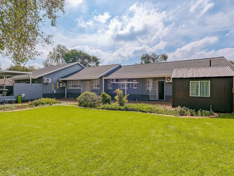 Spacious 5 Bedroom 2.5 Bathroom With Borehole in Bronberik Boomed Off Area - Photo 7