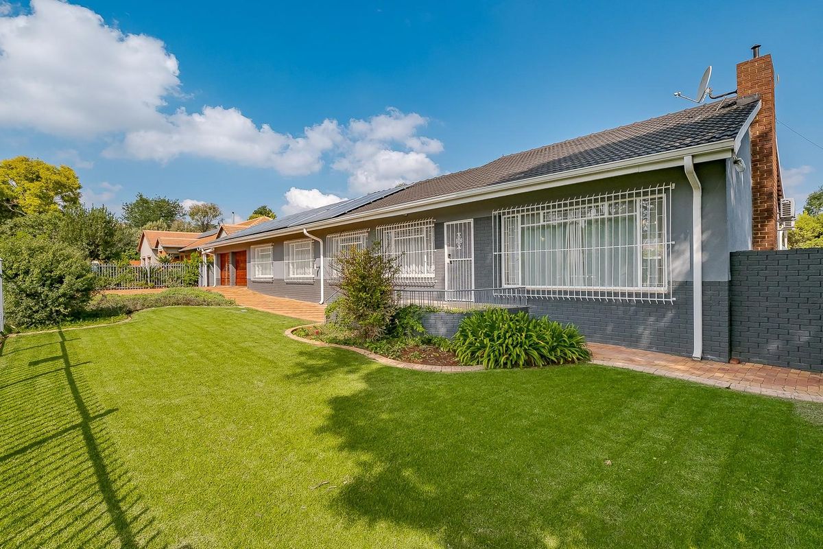 Spacious 5 Bedroom 2.5 Bathroom With Borehole in Bronberik Boomed Off Area - Photo 3