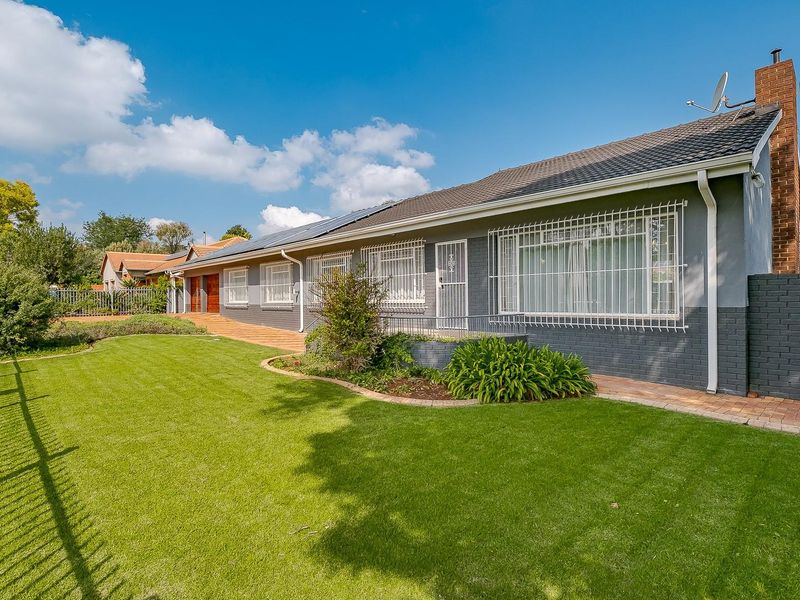 Spacious 5 Bedroom 2.5 Bathroom With Borehole in Bronberik Boomed Off Area - Photo 3