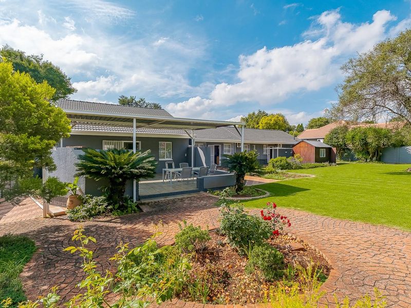 Spacious 5 Bedroom 2.5 Bathroom With Borehole in Bronberik Boomed Off Area - Photo 6