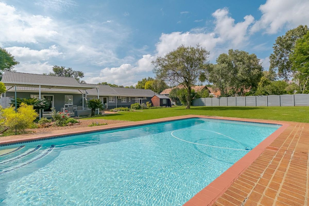 Spacious 5 Bedroom 2.5 Bathroom With Borehole in Bronberik Boomed Off Area - Photo 4