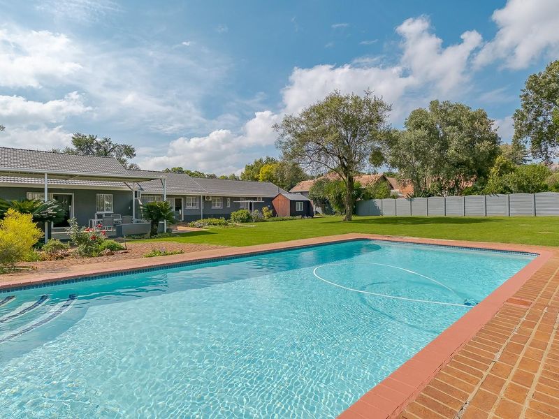 Spacious 5 Bedroom 2.5 Bathroom With Borehole in Bronberik Boomed Off Area - Photo 4