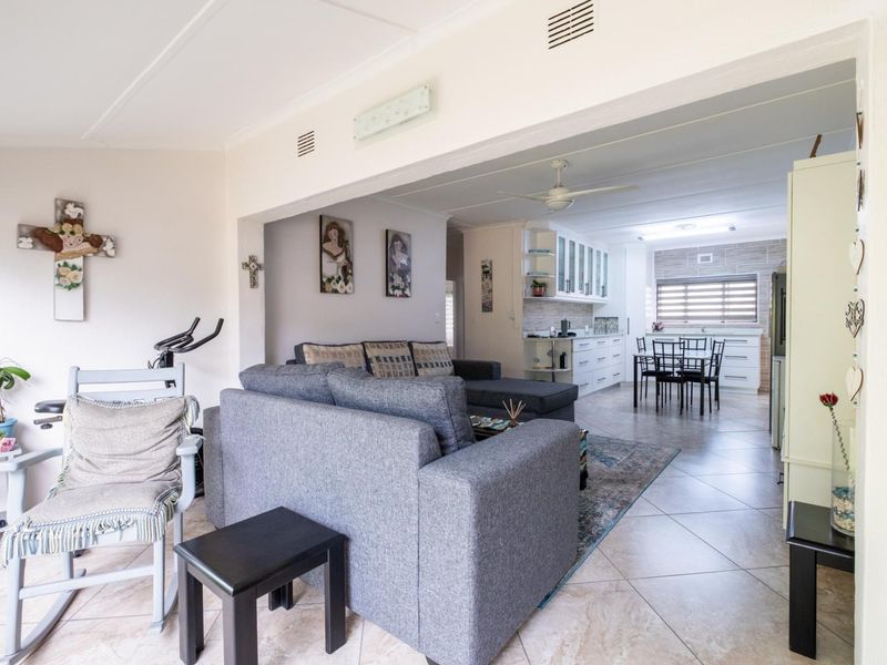 2 Bedroom 2 Bathroom Townhouse Modern Coastal Living in Villa Relax 2, Margate - Photo 4