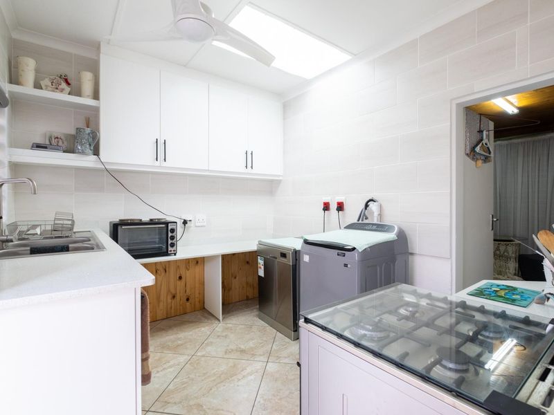 2 Bedroom 2 Bathroom Townhouse Modern Coastal Living in Villa Relax 2, Margate - Photo 10