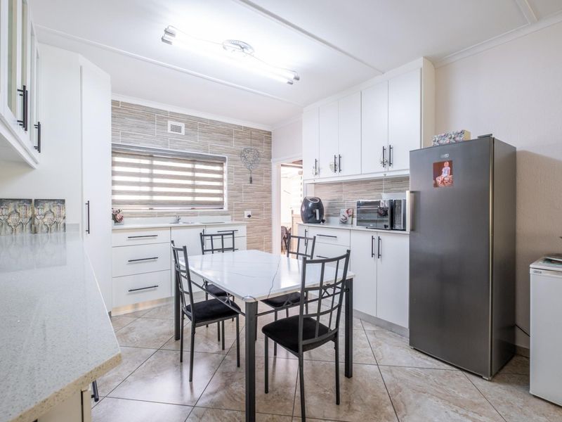 2 Bedroom 2 Bathroom Townhouse Modern Coastal Living in Villa Relax 2, Margate - Photo 8