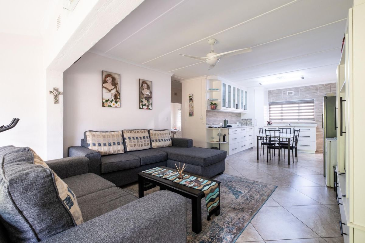 2 Bedroom 2 Bathroom Townhouse Modern Coastal Living in Villa Relax 2, Margate - Photo 3