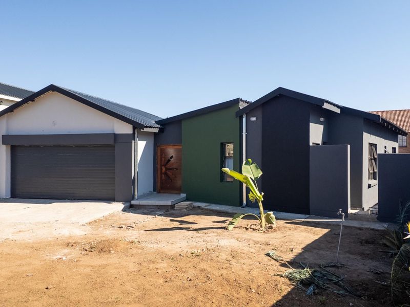 A Modern Retreat in Bendor Security Estate! - Photo 2