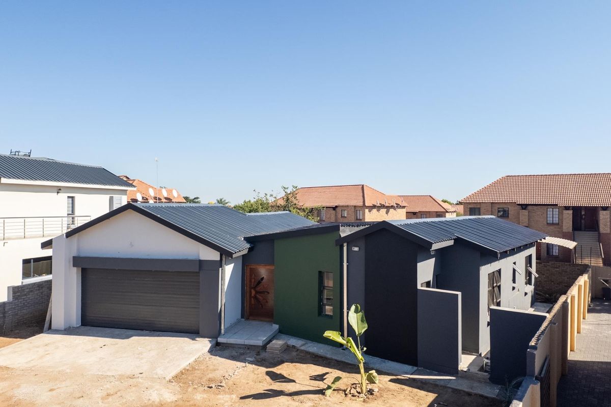 A Modern Retreat in Bendor Security Estate! - Photo 3