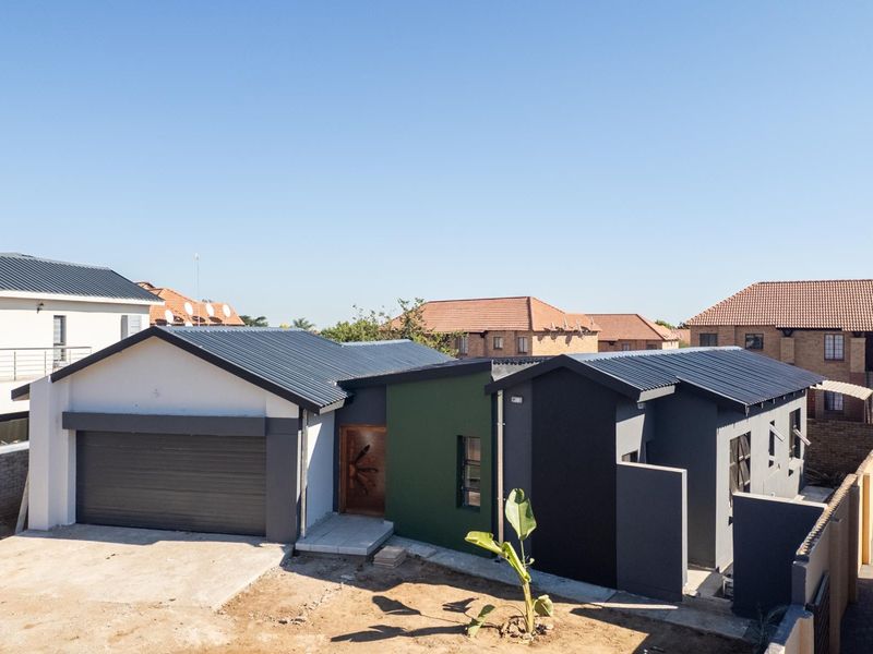 A Modern Retreat in Bendor Security Estate! - Photo 3