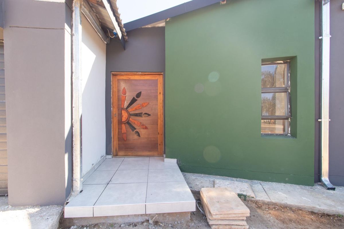 A Modern Retreat in Bendor Security Estate! - Photo 5