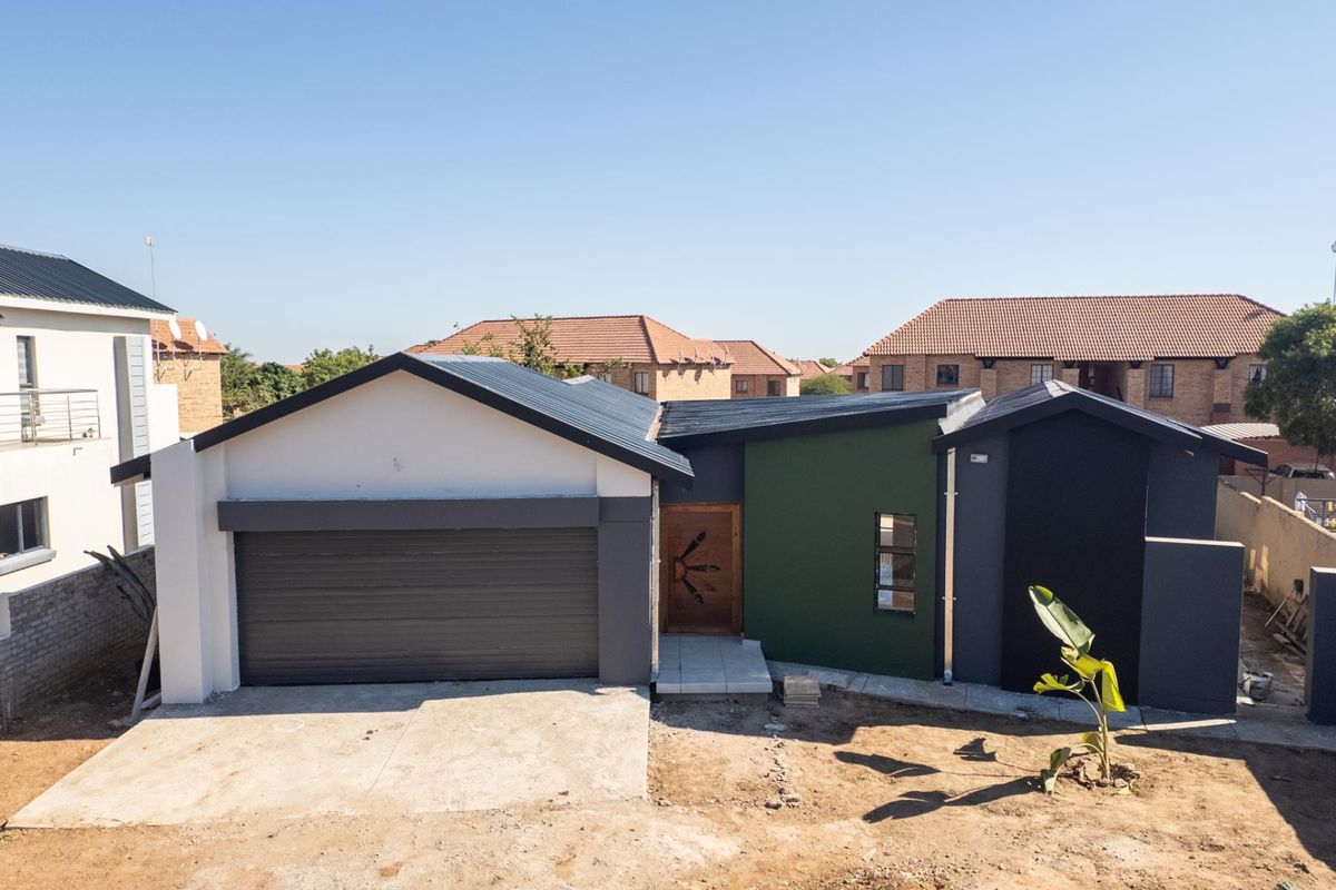 A Modern Retreat in Bendor Security Estate! - Photo 4