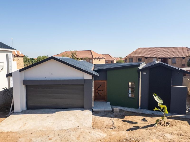 A Modern Retreat in Bendor Security Estate! - Photo 4