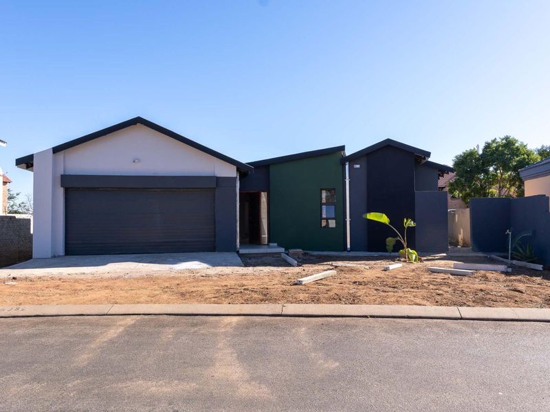 A Modern Retreat in Bendor Security Estate! - Photo 1